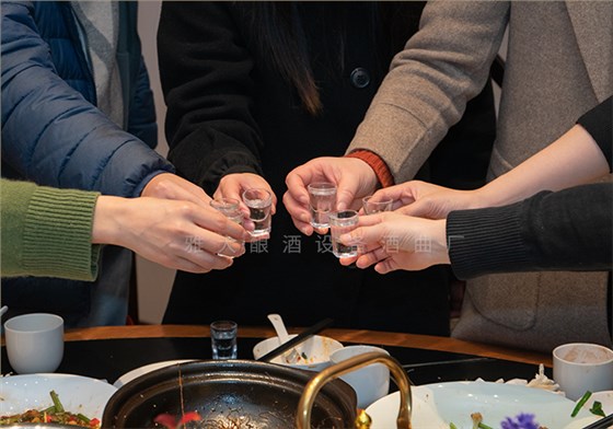 春節(jié)聚會(huì)都喝純糧酒