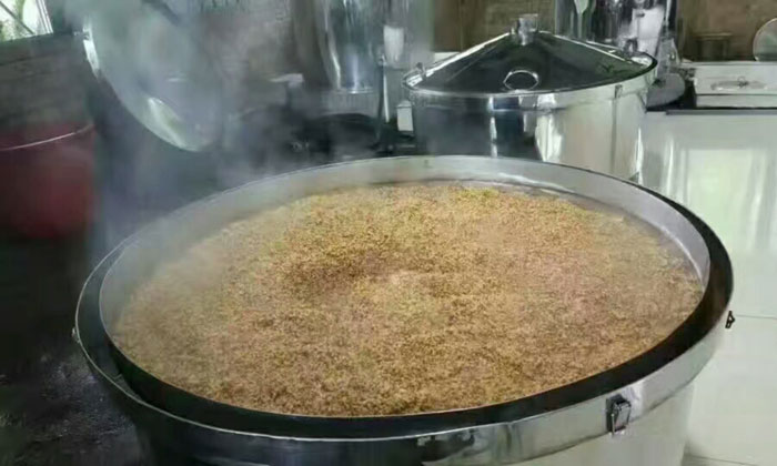 傳統(tǒng)烤酒設(shè)備釀玉米酒——蒸煮