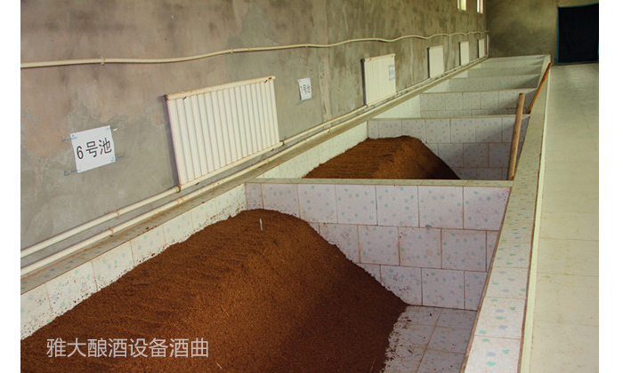 用雅大燒酒設備釀酒發(fā)酵時，裝糧不宜過滿