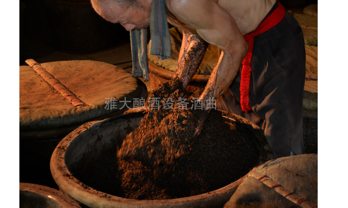 農(nóng)村自制高粱酒，請(qǐng)人用白酒生產(chǎn)設(shè)備上門烤酒