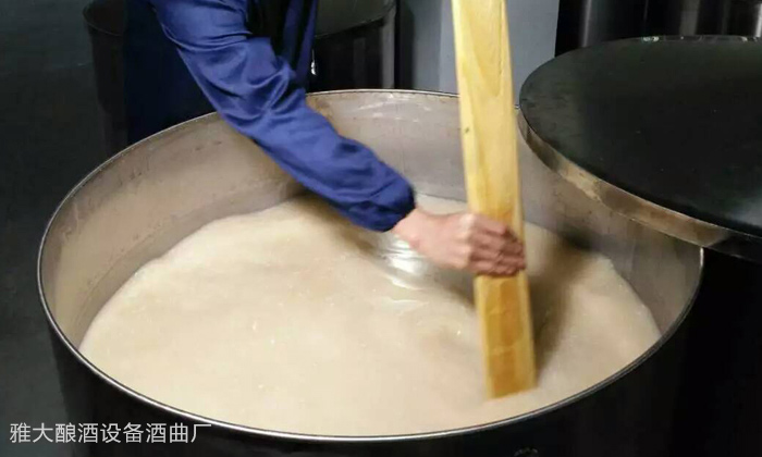 夏季用熟料釀酒設(shè)備做大米酒容易變酸 出酒率低 怎么辦？——適當(dāng)攪拌