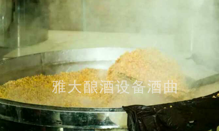 用雅大燒酒設(shè)備蒸糧，加燜水應(yīng)該從甑底加還是上面加？