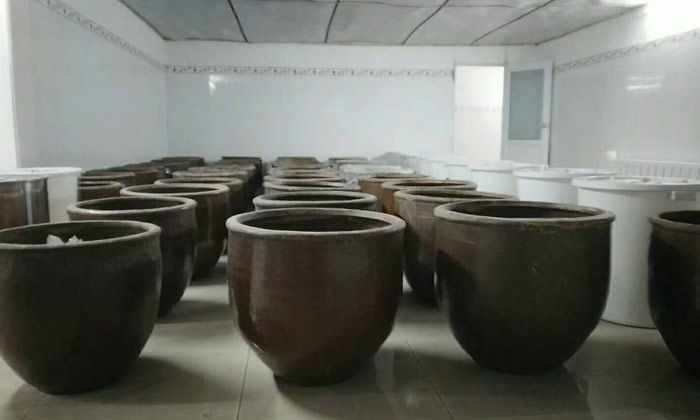 武岡酒王夏雙華用土法烤酒設備和技藝釀造黑苦蕎酒