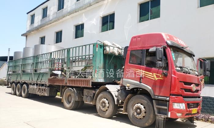 甘肅趙總1000斤不銹鋼大型釀酒設(shè)備專(zhuān)車(chē)發(fā)貨中