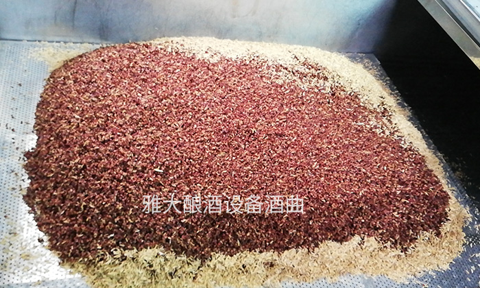 白酒生產(chǎn)設(shè)備釀酒過程中為什么要加稻殼，加稻殼比例多少？