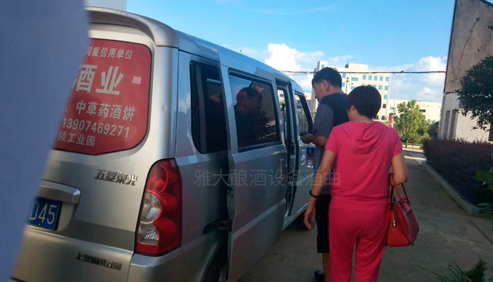 是什么讓他舍棄羊毛廠，選擇用酒廠釀酒設備做酒？03