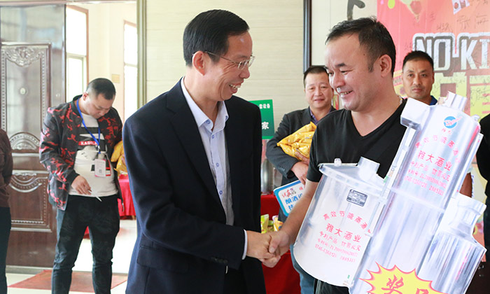 雅大優(yōu)惠活動持續(xù)升溫，恭喜潘總抽中200斤糧食釀酒設備1套-09