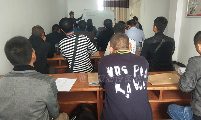 帶您了解學(xué)員在雅大釀酒設(shè)備廠家的每一個(gè)瞬間，有圖有真相！-08-理論課學(xué)習(xí)