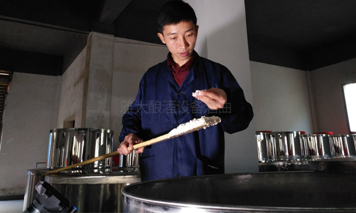 用糧食釀酒設備做生料酒的3大關鍵步驟，您清楚嗎？-03-生料釀酒攪拌