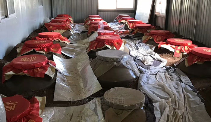 開大貨車20年落下一身病，用白酒蒸酒設(shè)備開酒廠半年月純賺1.5萬-07-存酒車間