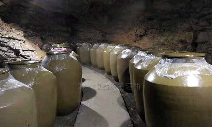 冬季用白酒蒸酒設備釀酒，請抓緊時間存酒，價格還要漲！-04洞藏酒