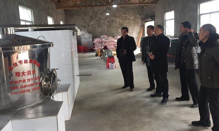 用白酒蒸酒設(shè)備做低度酒贏取年輕人市場，怎么操作比較好？-06現(xiàn)蒸現(xiàn)賣 客戶在設(shè)備旁邊