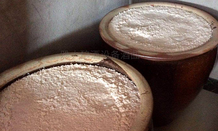 用白酒蒸酒設(shè)備做固態(tài)酒，糟香味太重怎么辦？-01-米酒大米酒糟