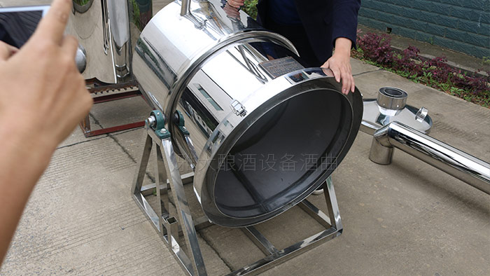 60歲老人可1人操作的全新升級(jí)多功能釀酒設(shè)備-06移動(dòng)式釀酒設(shè)備2