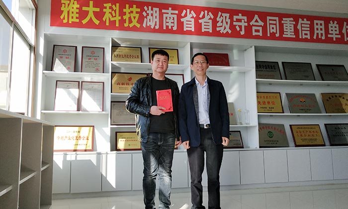 玉米價格持續(xù)走低，劉哥借助中型釀酒設備為村民謀一條致富路-01