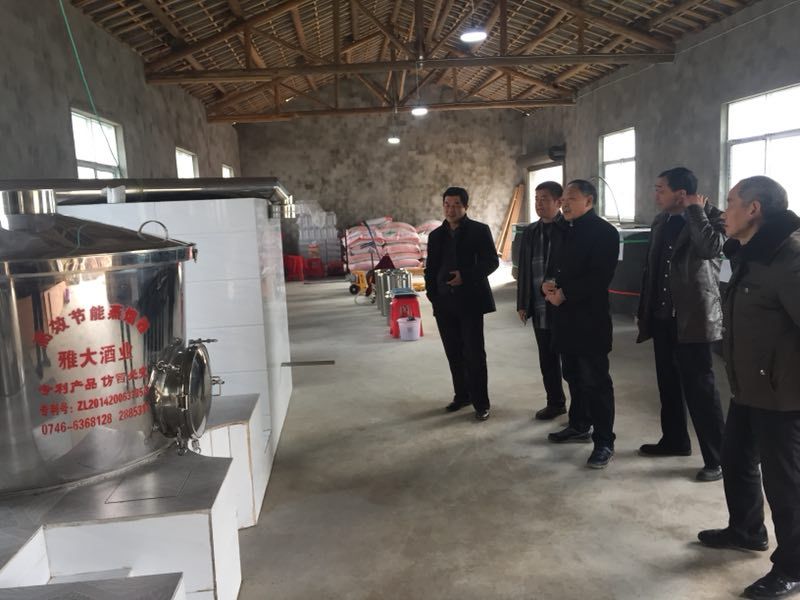 “棗木杠”聞名全國，那做棗酒的全套釀酒設(shè)備價格貴不貴？-07顧客正在參觀他的酒廠