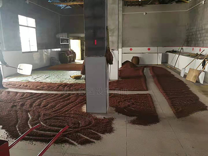 7-老酒廠引電加熱釀酒設(shè)備“舊貌換新顏”，5年時間開10家酒坊高粱釀酒攤涼