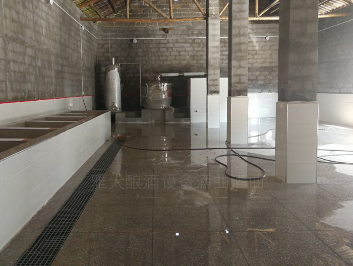 白酒釀酒設(shè)備車(chē)間寬敞空汽流通、排水良好