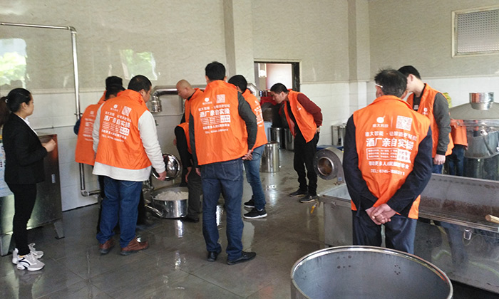 五一雅大釀酒設備廠教您現(xiàn)場做酒