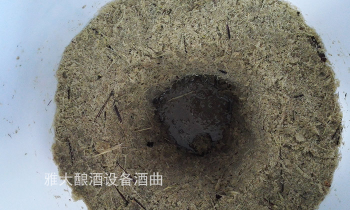 發(fā)酵好后用雅大純糧釀酒設備蒸餾