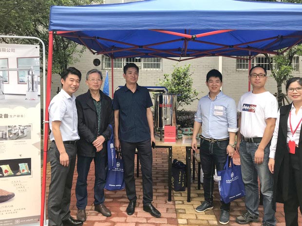 ▲各企業(yè)領導人來雅大展位親切交流