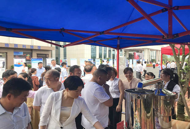 ▲參展觀眾正在參觀雅大釀酒設備及酒曲