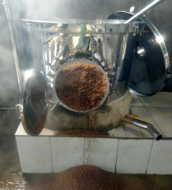 雅大側(cè)開口全自動釀酒設(shè)備