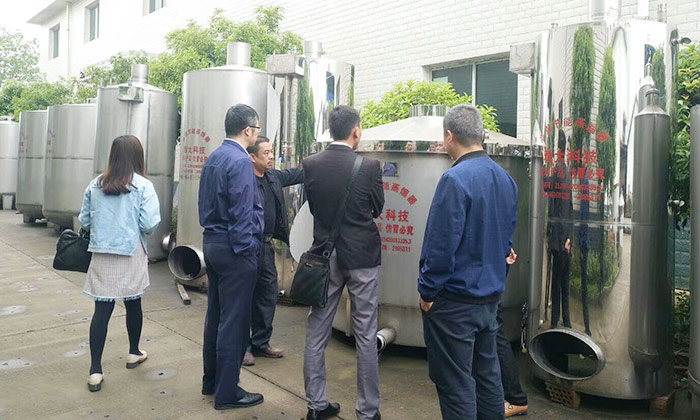 來雅大白酒釀造設(shè)備廠考察