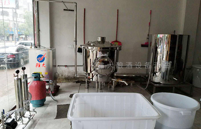 當(dāng)?shù)厝撕染凭贫?，用制酒設(shè)備開酒坊要如何打開市場？