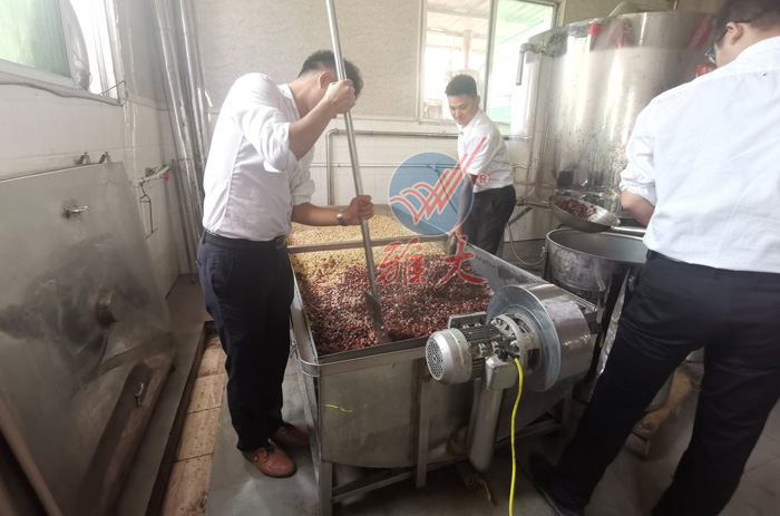 3、蔣蒸好的蓮子鏟出1