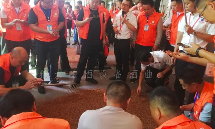 11.8山東類總：在家用小型燒酒設(shè)備做酒1年，不如來雅大學(xué)習(xí)3天4