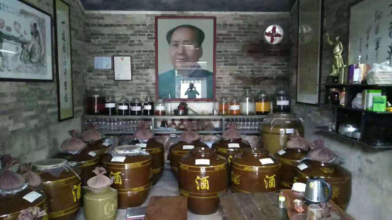 3-26 這樣熱氣騰騰的蒸餾釀酒設(shè)備做酒場(chǎng)面，你的家鄉(xiāng)還能看到嗎？ 4