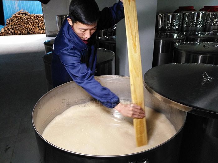 白酒釀酒設(shè)備做酒過程中，什么時候開耙合適？ 1