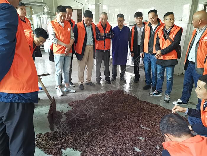 退休后用新型釀酒設(shè)備造造酒,花甲之年開創(chuàng)釀酒大事業(yè) 2