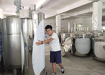 都說做酒設(shè)備釀酒太辛苦，可90后陽光男孩也在做