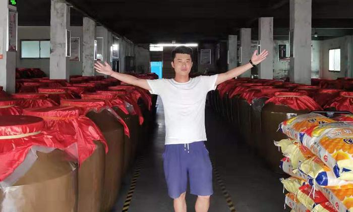 都說(shuō)做酒設(shè)備釀酒太辛苦，可90后陽(yáng)光男孩也在做 1