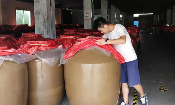 都說(shuō)做酒設(shè)備釀酒太辛苦，可90后陽(yáng)光男孩也在做 3