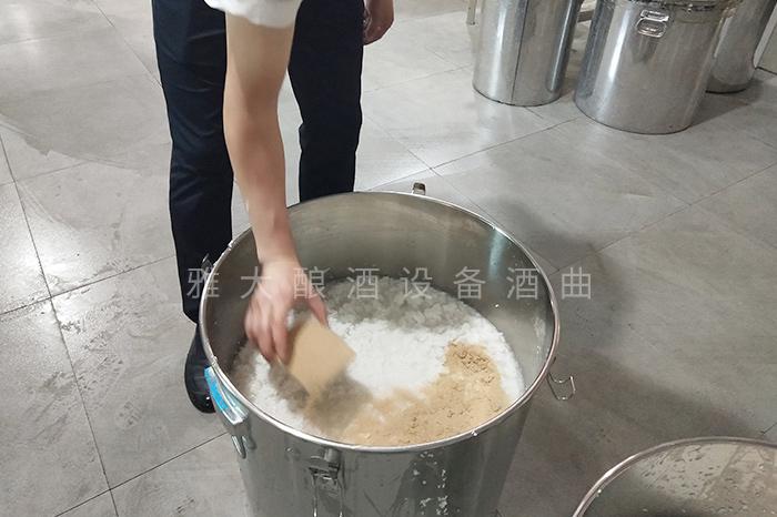 看老師傅怎樣用不銹鋼釀酒設(shè)備將椰肉干釀成酒的！ 4