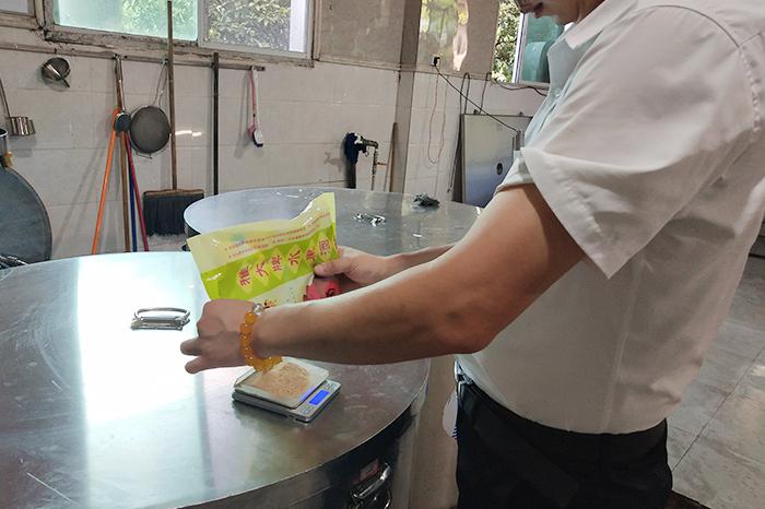 看老師傅怎樣用不銹鋼釀酒設(shè)備將椰肉干釀成酒的！ 7