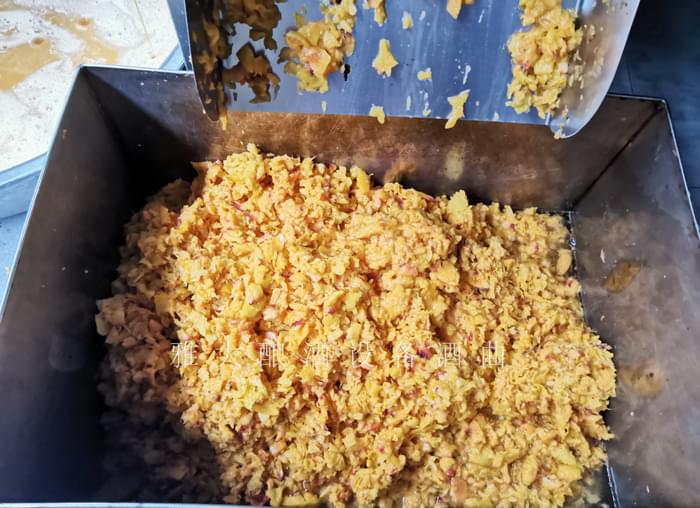 黃桃滯銷嚴重，雅大蒸餾釀酒設(shè)備彭老師上門指導(dǎo)釀酒6