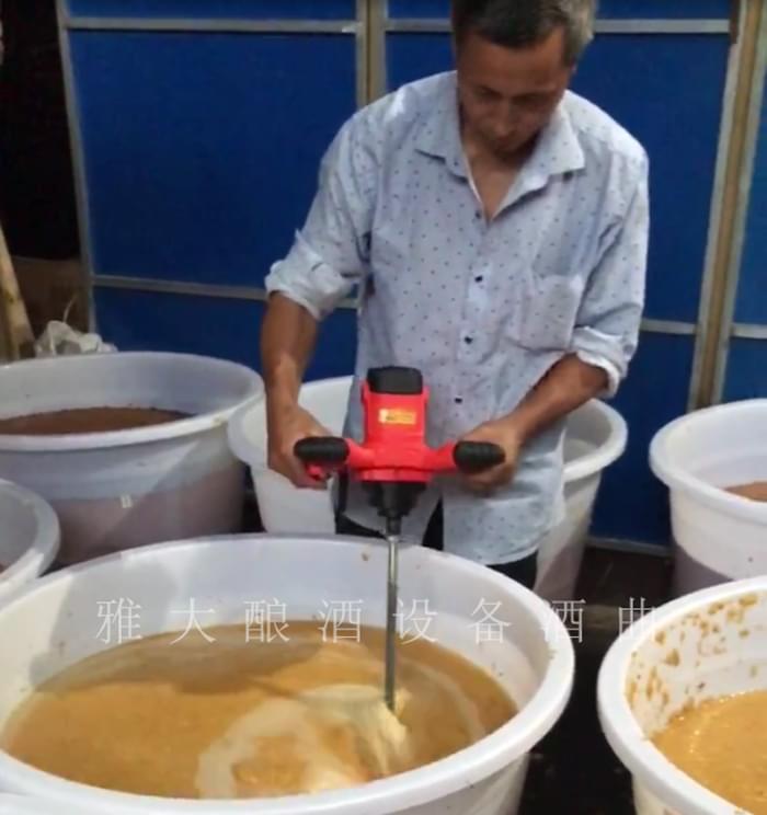 黃桃滯銷嚴重，雅大蒸餾釀酒設(shè)備彭老師上門指導(dǎo)釀酒8