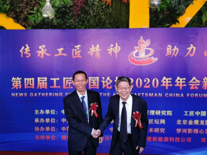 2雅大董事長(zhǎng)胡順開與“人民楷模”國(guó)家榮譽(yù)稱號(hào)獲得者、大慶油田新時(shí)期鐵人王啟民合影