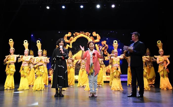 7著名舞蹈編導(dǎo)家、《千手觀音》舞蹈原著者茅迪芳，心靈之聲殘疾人藝術(shù)團(tuán)團(tuán)長(zhǎng)穆劍志登臺(tái)助興演出