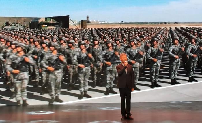 10曲藝名家、原火箭軍文工團(tuán)團(tuán)長(zhǎng)周煒演唱歌曲《綠色軍衣》