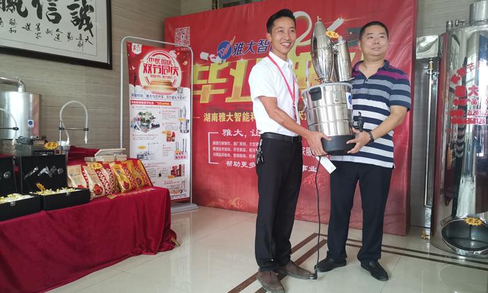 雅大優(yōu)惠活動持續(xù)升溫，恭喜田總抽中電加熱自動排雜醇釀酒設(shè)備 1