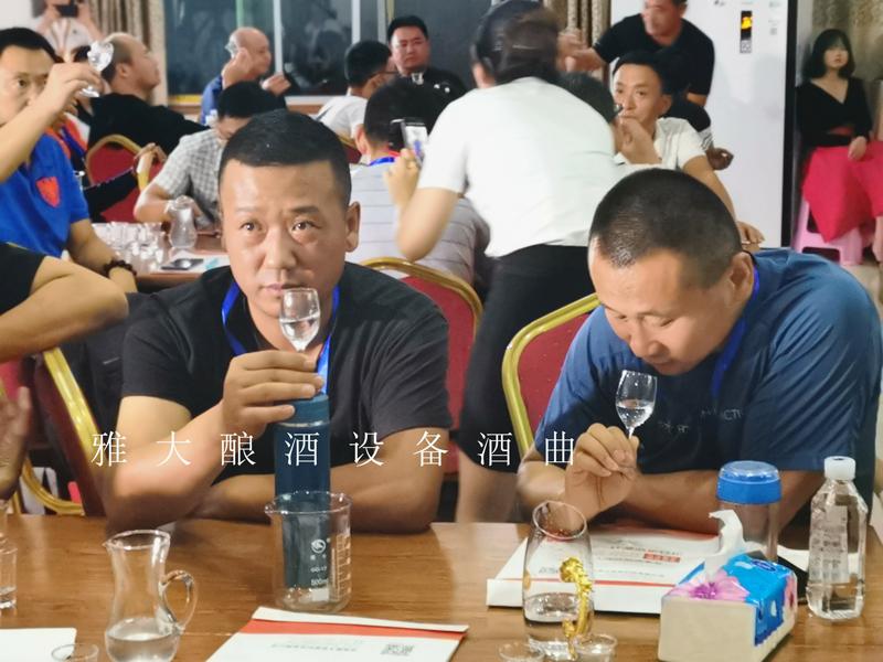 白酒生產(chǎn)設(shè)備釀造的散裝純糧酒糟味太重，怎么辦？ 1