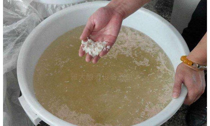 白酒生產(chǎn)設(shè)備釀造的散裝純糧酒糟味太重，怎么辦？ 2