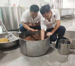 在外打工苦，走燒酒設(shè)備釀酒+酒糟養(yǎng)殖路，老婆孩子熱炕頭!