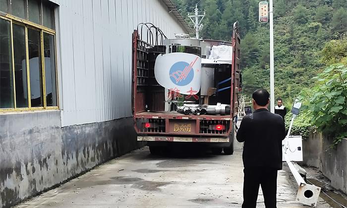 4.1蔣總隨車(chē)上門(mén)指導(dǎo)釀酒設(shè)備安裝