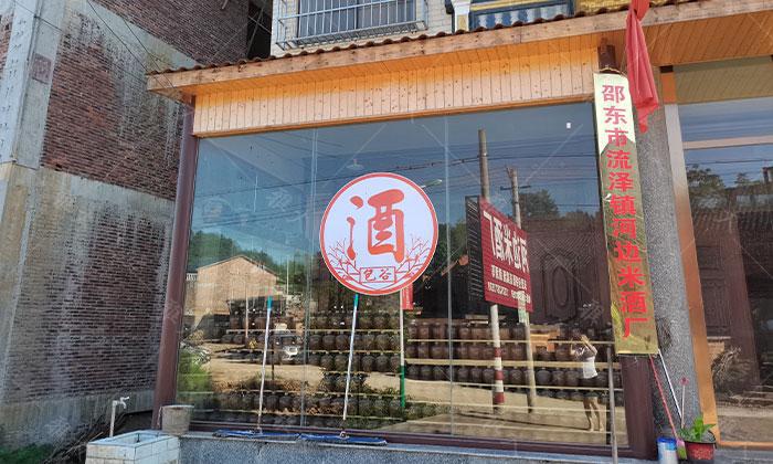 他引起白酒釀造設備，返鄉(xiāng)當起釀酒師，致富路上酒香四溢 2